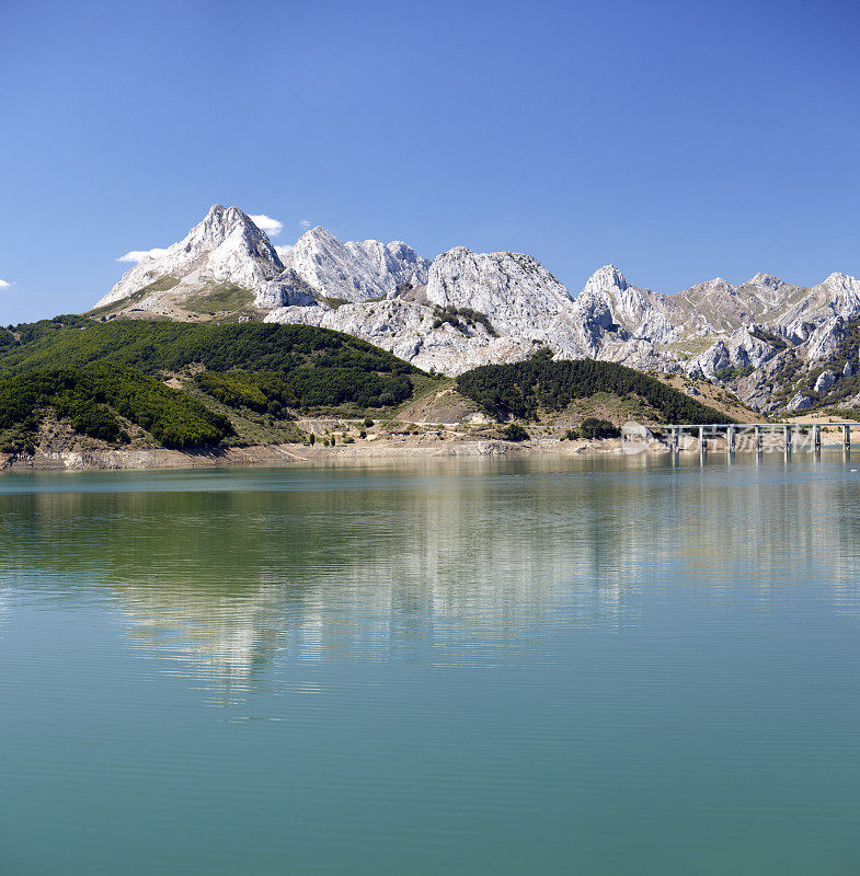 Riano水库和Picos de Europa山脉，阿斯图里亚斯，西班牙